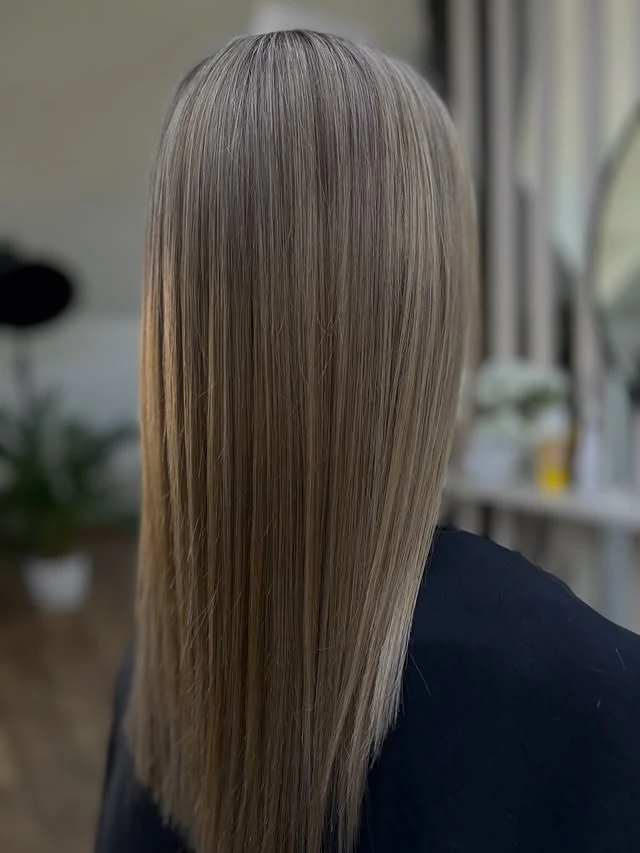 Gładkie włosy w chłodnym odcieniu blondu — realizacja g.l.o.w.l.y